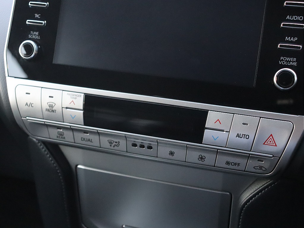 左右独立のエアコン操作パネル！