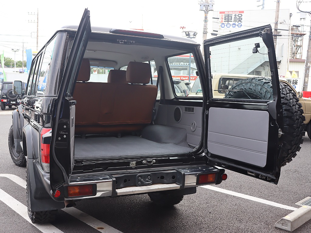 リアゲートは伝統的な観音開き！