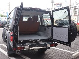 リアゲートは伝統的な観音開き！