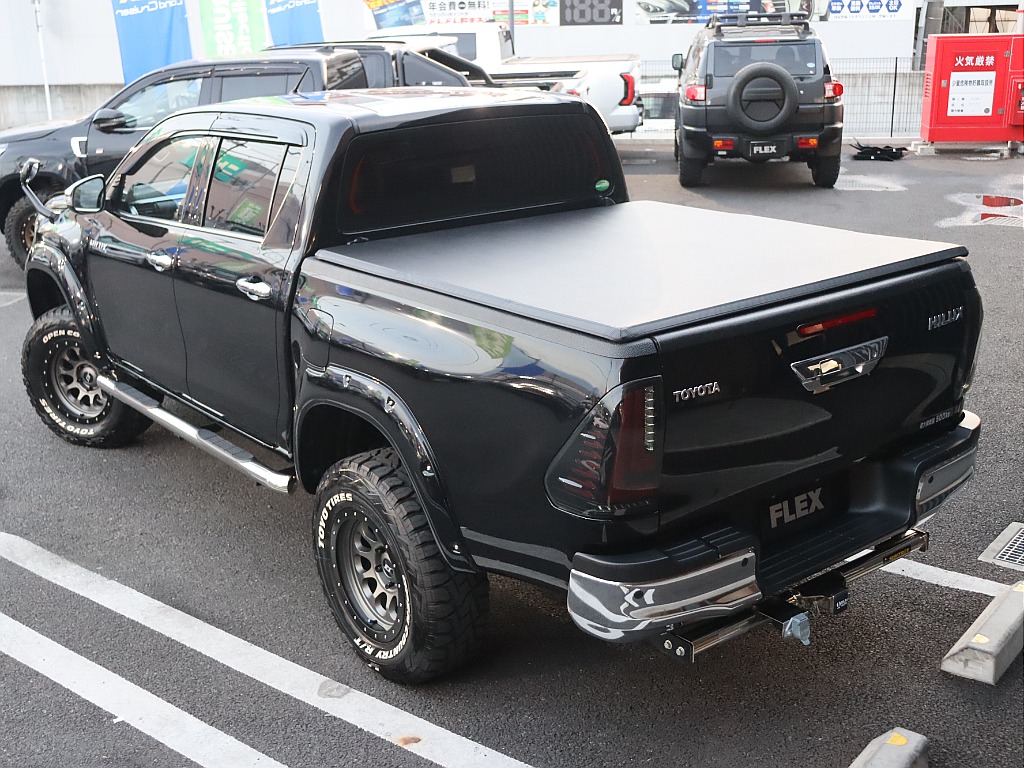 三つ折り式トノカバー装備！