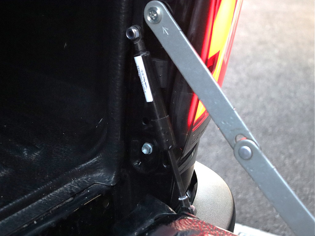 あると便利なリアゲートダンパー装備済み！