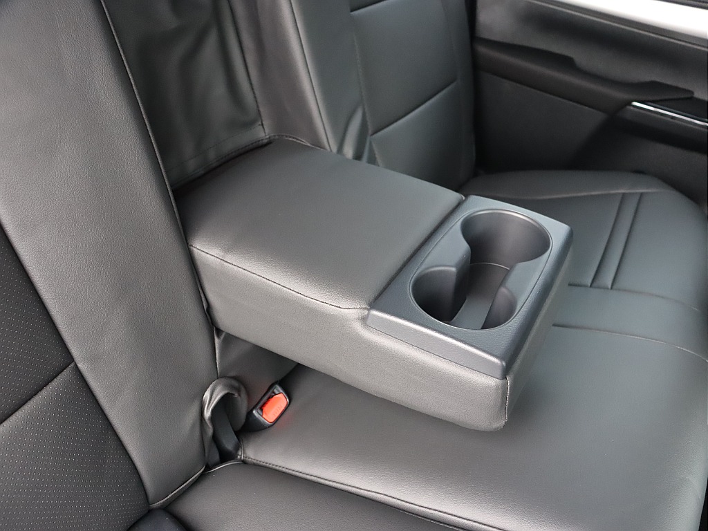 セカンドシートもアームレスト付き！