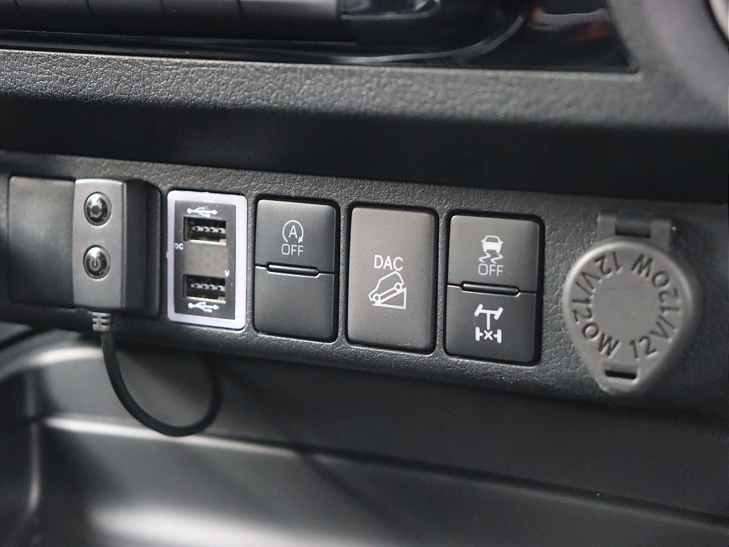 USBポート増設！ハイラックスはリアデフロック付きです！