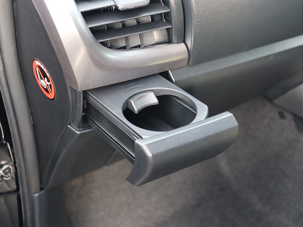 前席ドリンクホルダーは収納機能付き！