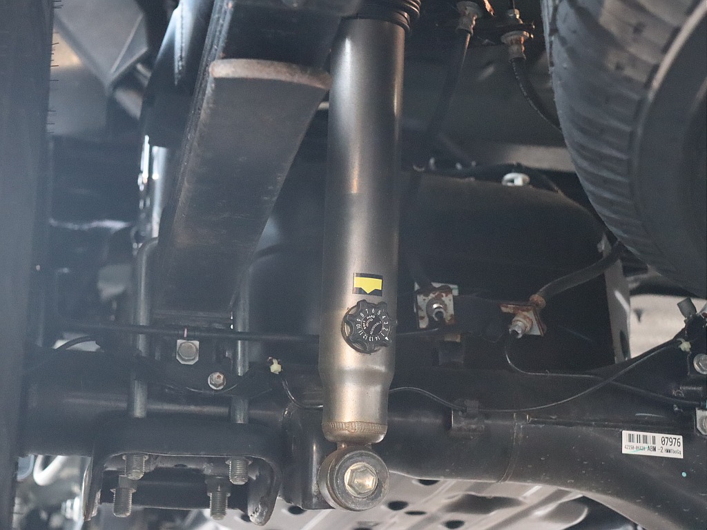 リアも減衰調整付きショックアブソーバー入っています！