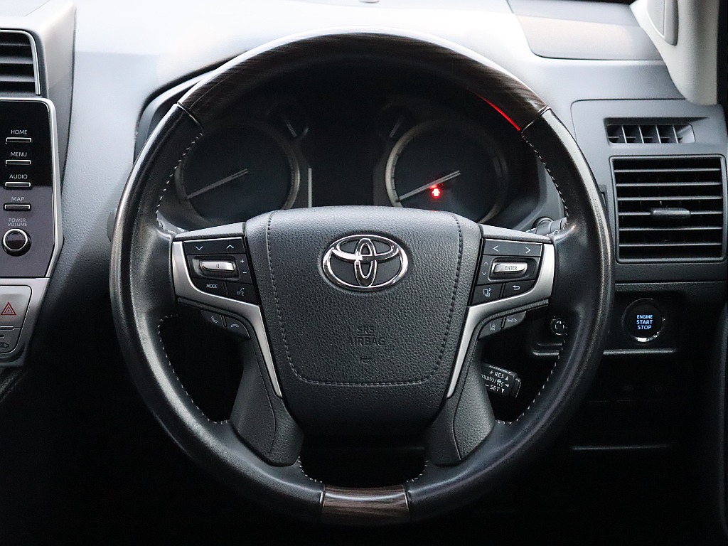 ウッドコンビステアリングに変わっています！