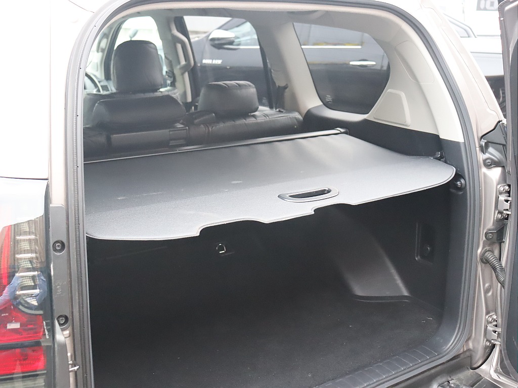 5人乗りなのでラゲッジトノカバー付きになります！