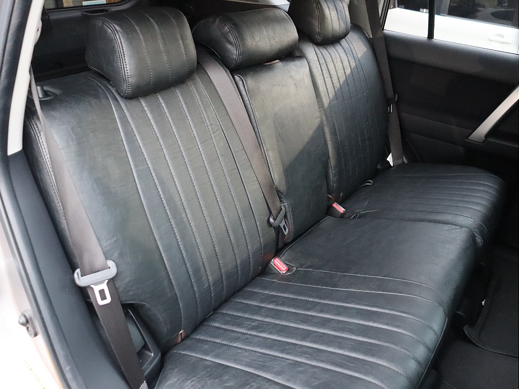 セカンドシートもゆったりお座りいただけます！