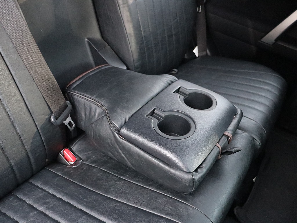 アームレスト兼ドリンクホルダーは嬉しいですね♪