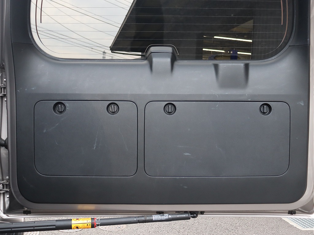 リアゲート内張り！