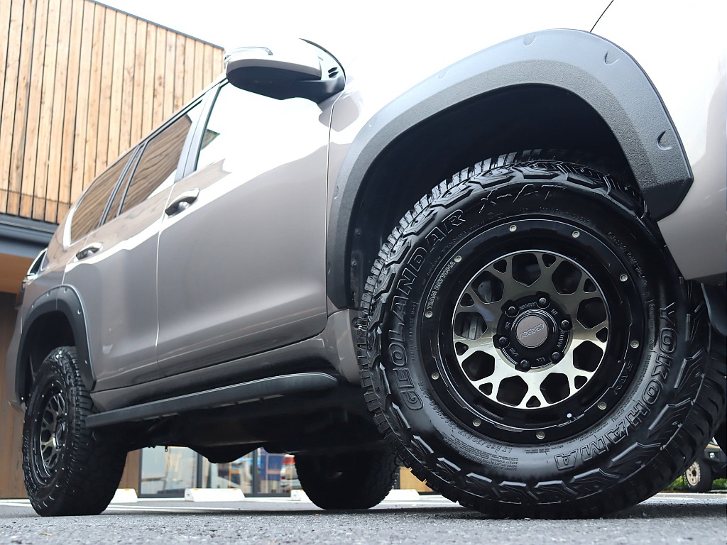 足元にはRAYS M9アルミホイール×ジオランダーX-ATタイヤの組み合わせ☆