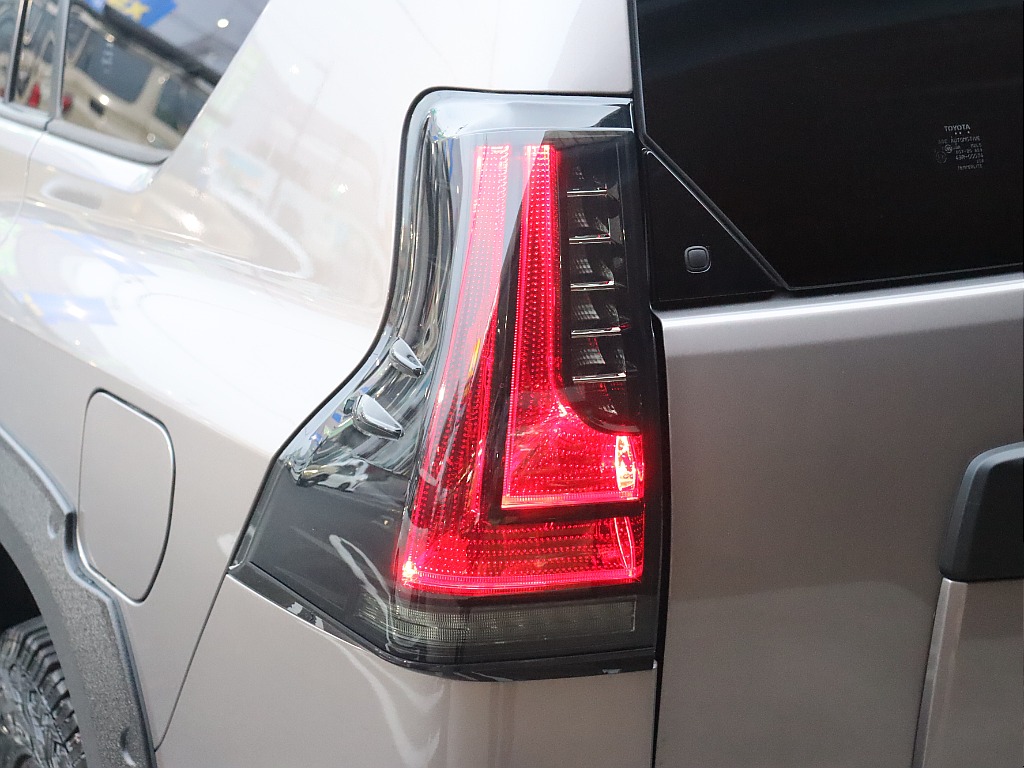 新品アルティメットテールランプ装着！