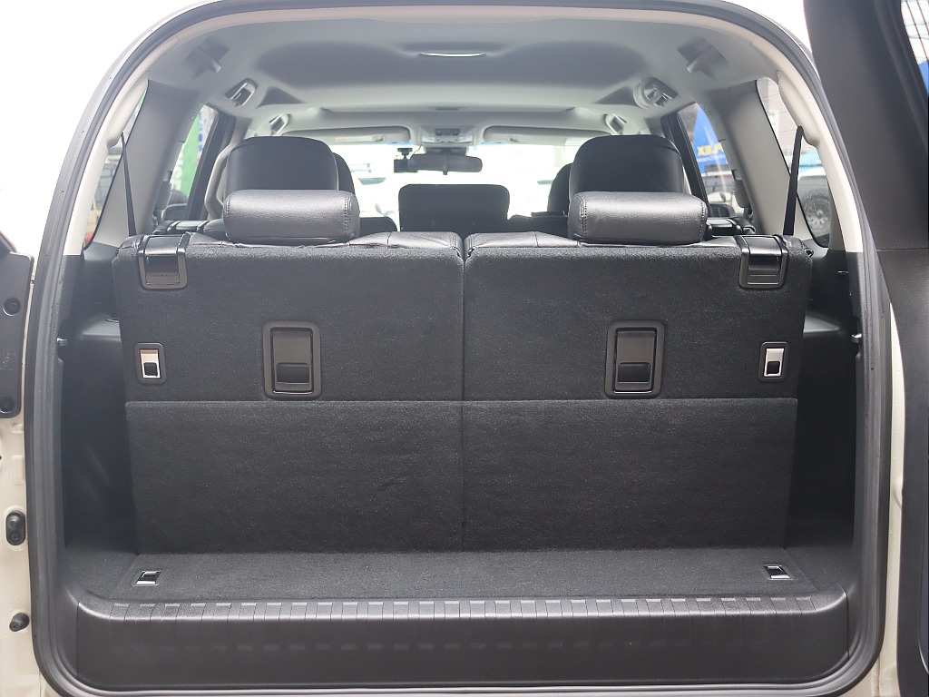 3列目立ち上げ時荷室！