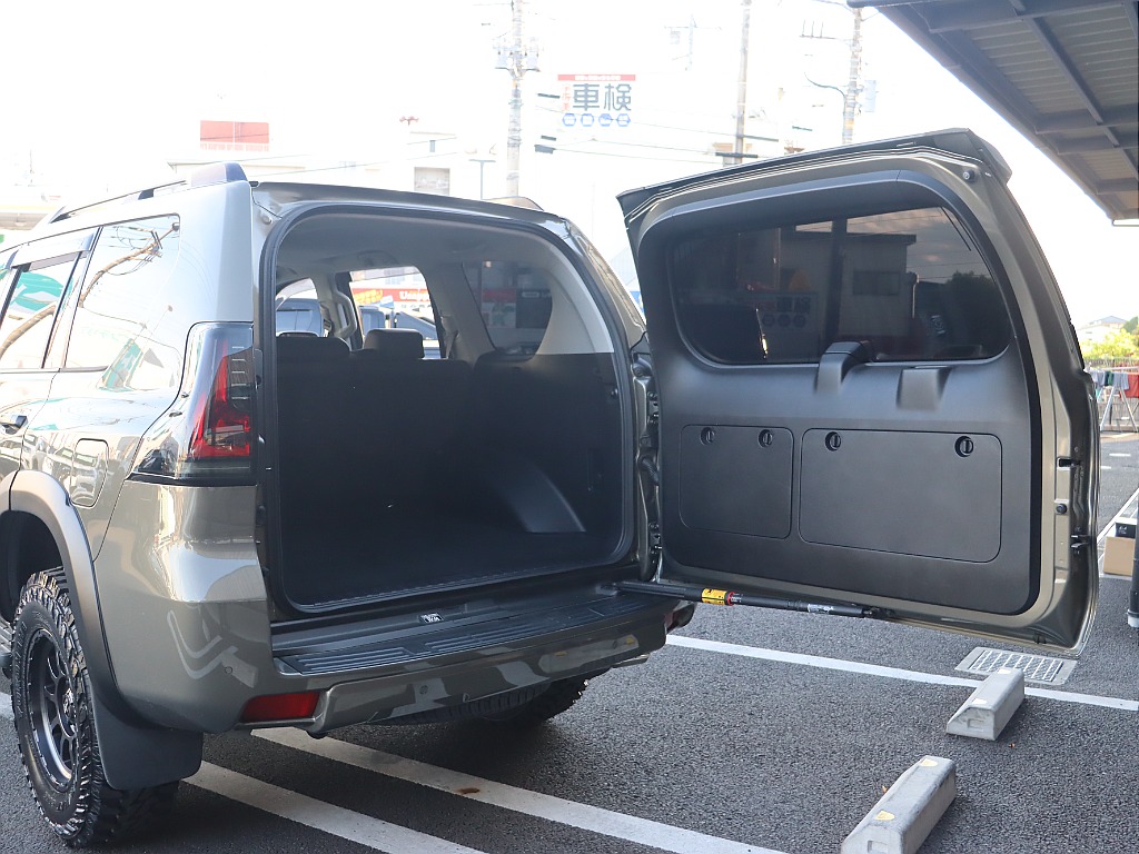リアゲートは横開きです☆