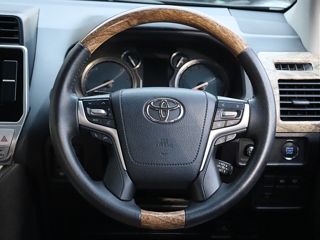 明るい木目のウッドコンビステアリングに変わっています！