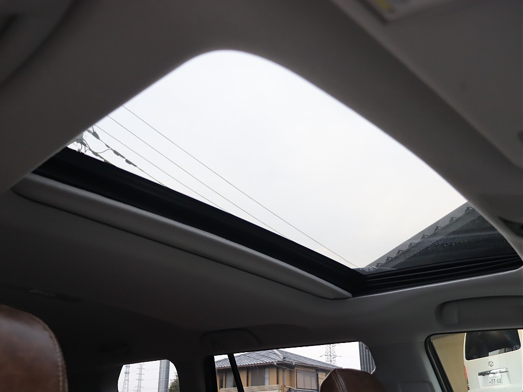 メーカーオプションのサンルーフ付き！