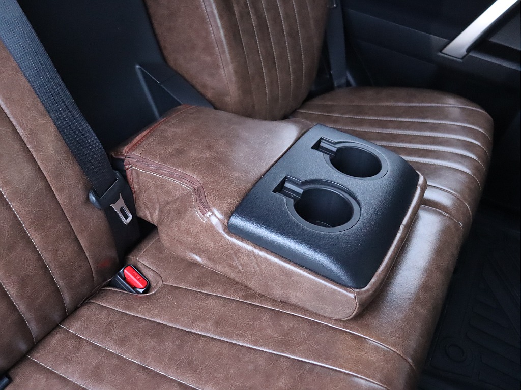 セカンドシートにもドリンクホルダーあります！