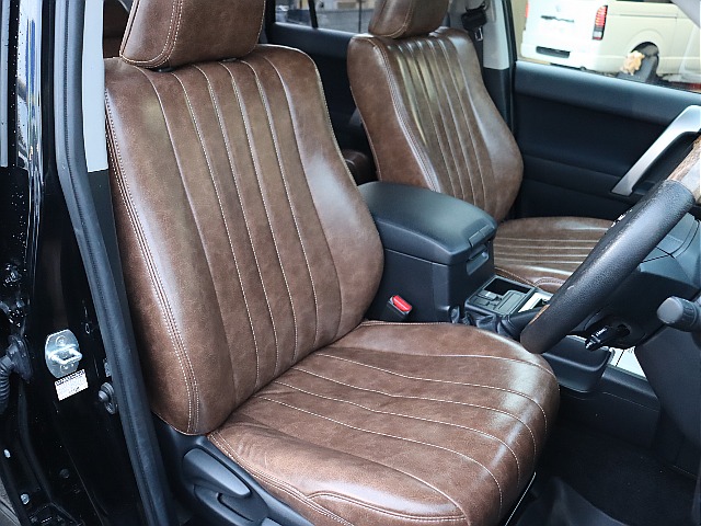 ブラウンシートカバー装着で明るい車内♪