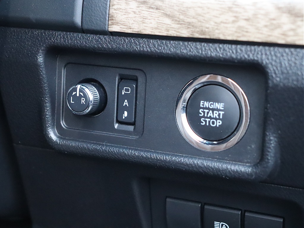 プッシュスタートに電動格納ドアミラー！