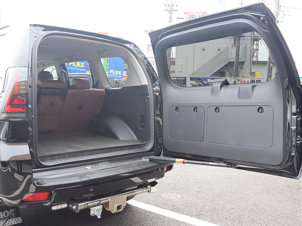 リアゲートは伝統的な横開きです♪