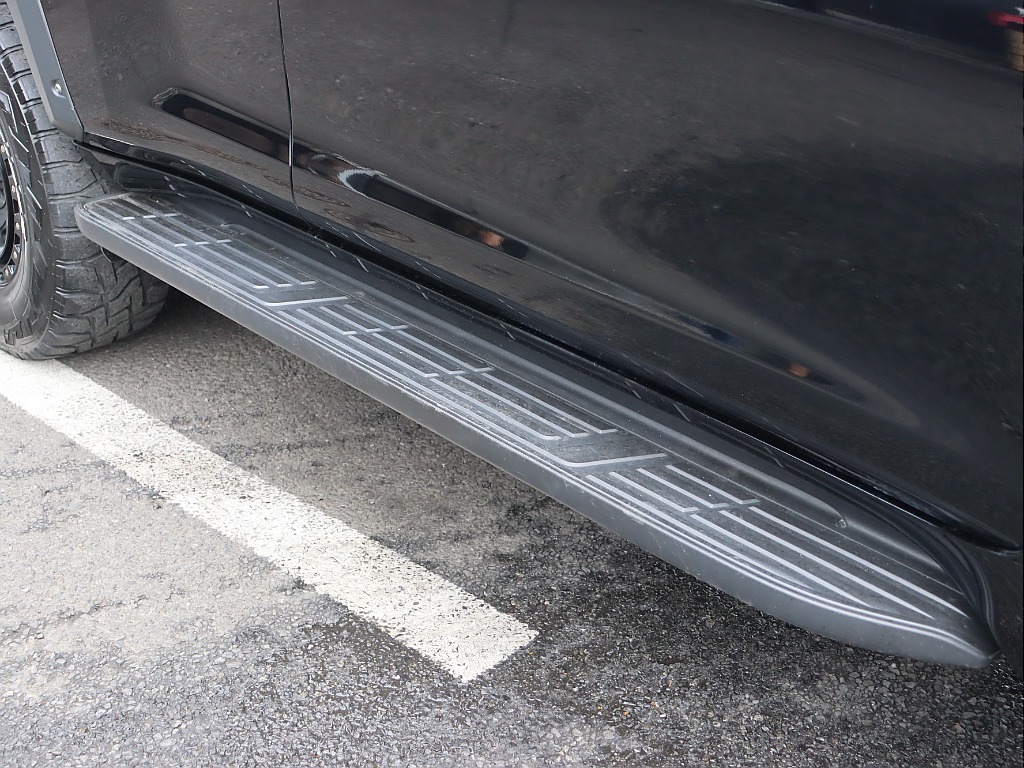 サイドステップ付きで乗り降り楽チン♪