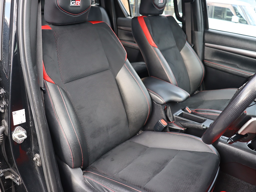 ピックアップトラックとは思えないほど豪華なハーフレザーシート！