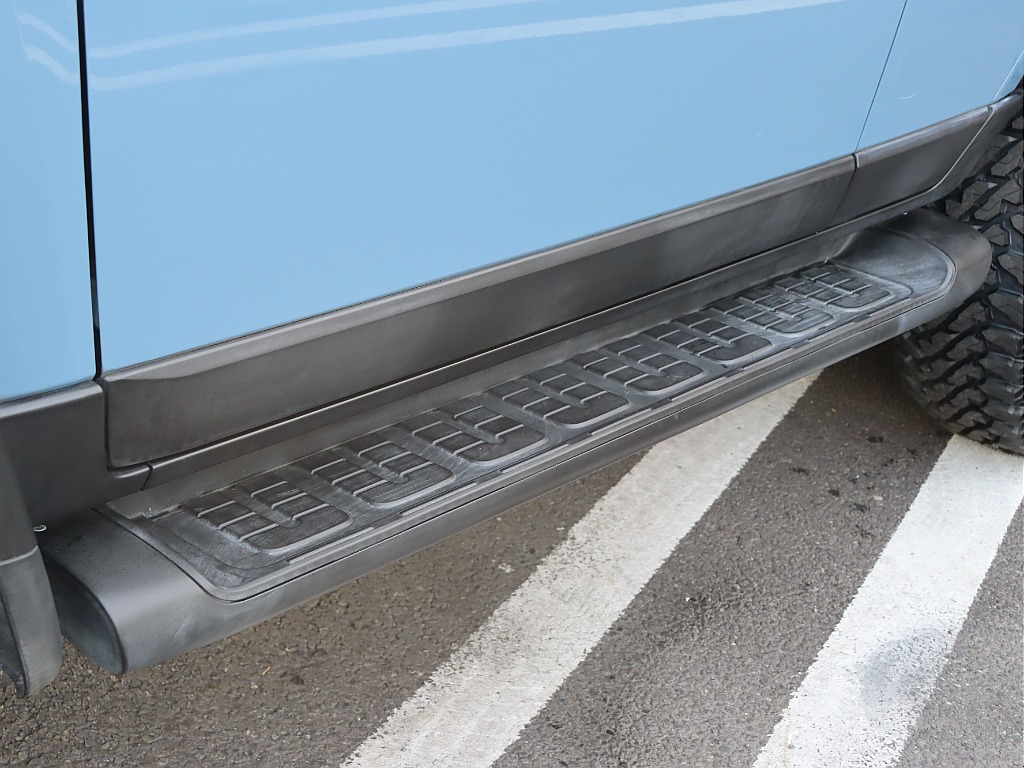 サイドステップ付きで乗り降り楽チン♪