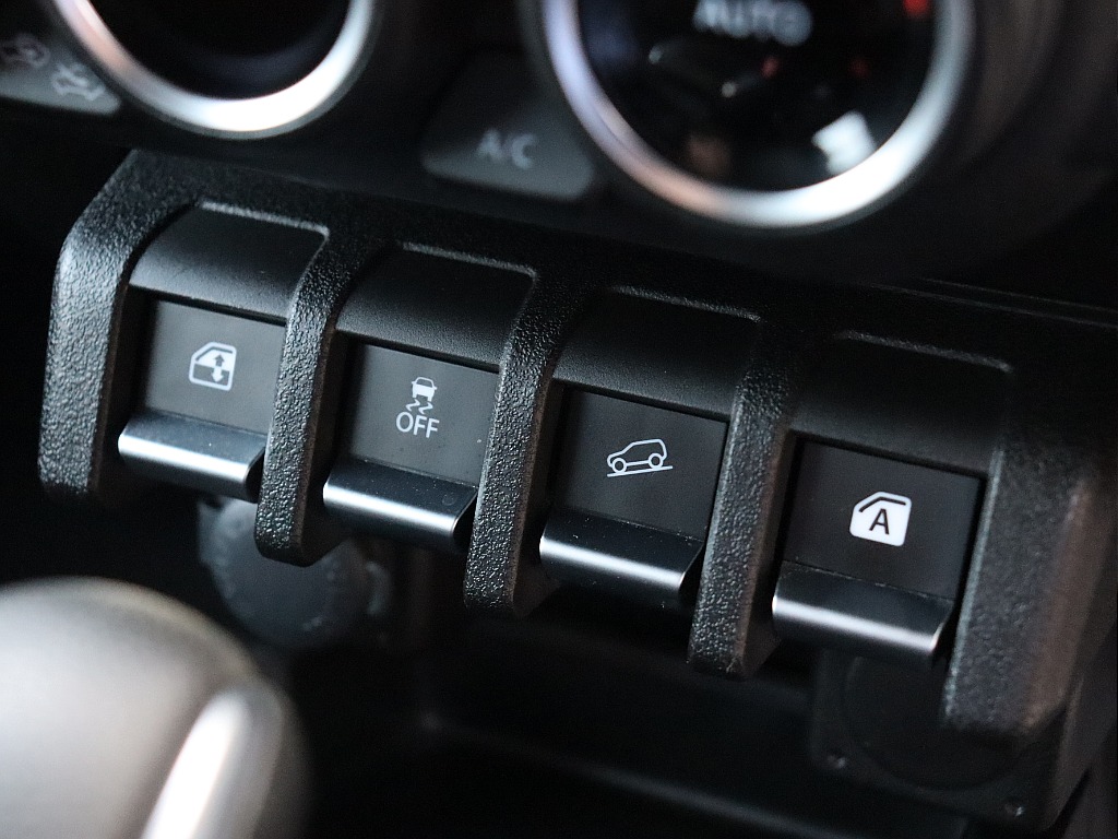 ウィンドウスイッチはインパネ中央にあります！