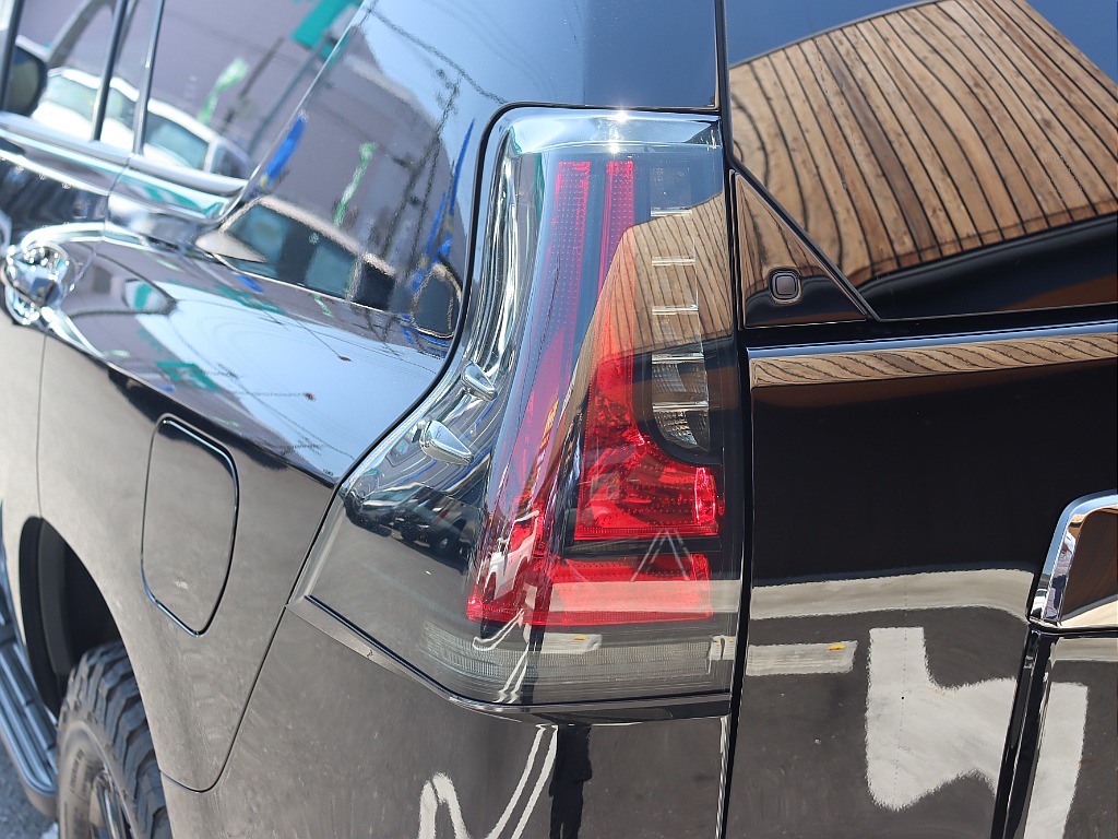 もちろん新品アルティメットテールランプ装着！