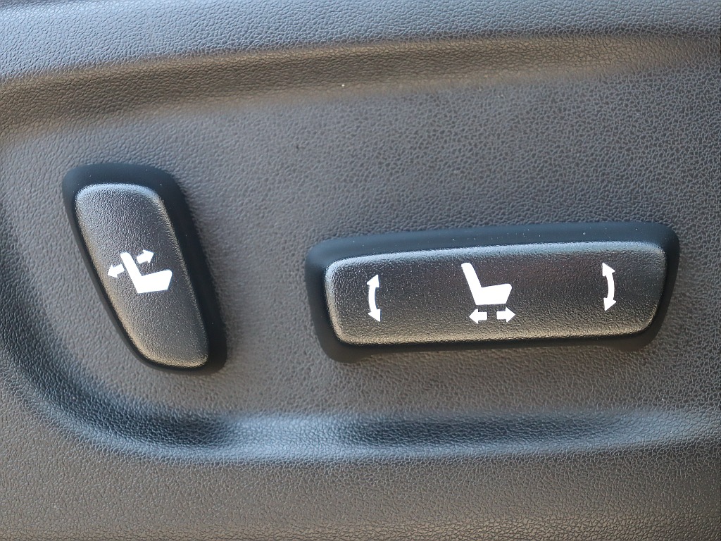 運転席助手席はパワーシート！