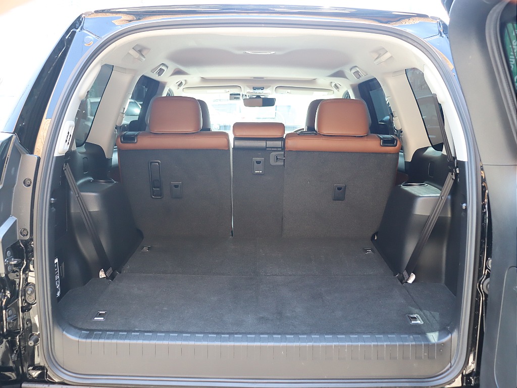 7人乗りでも床下収納で広々としたラゲッジスペース！