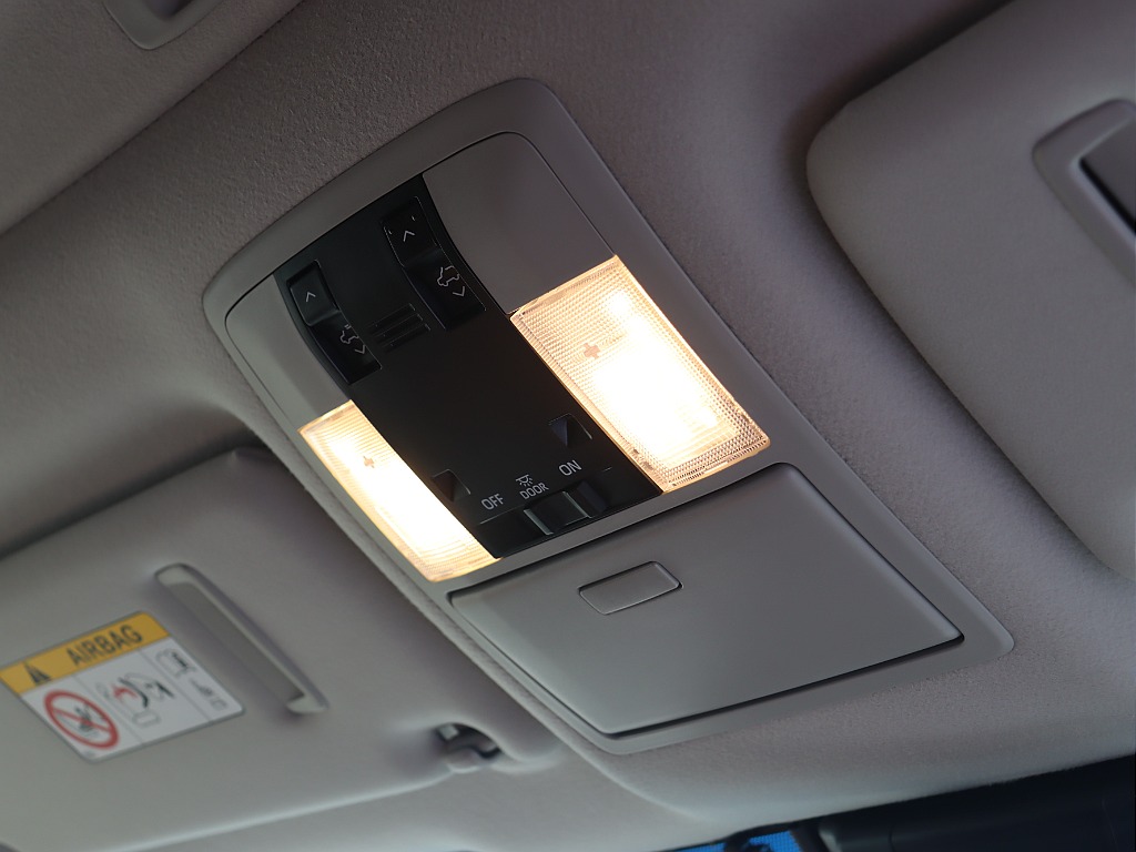 ルームランプは暖色のLEDに変更されています！