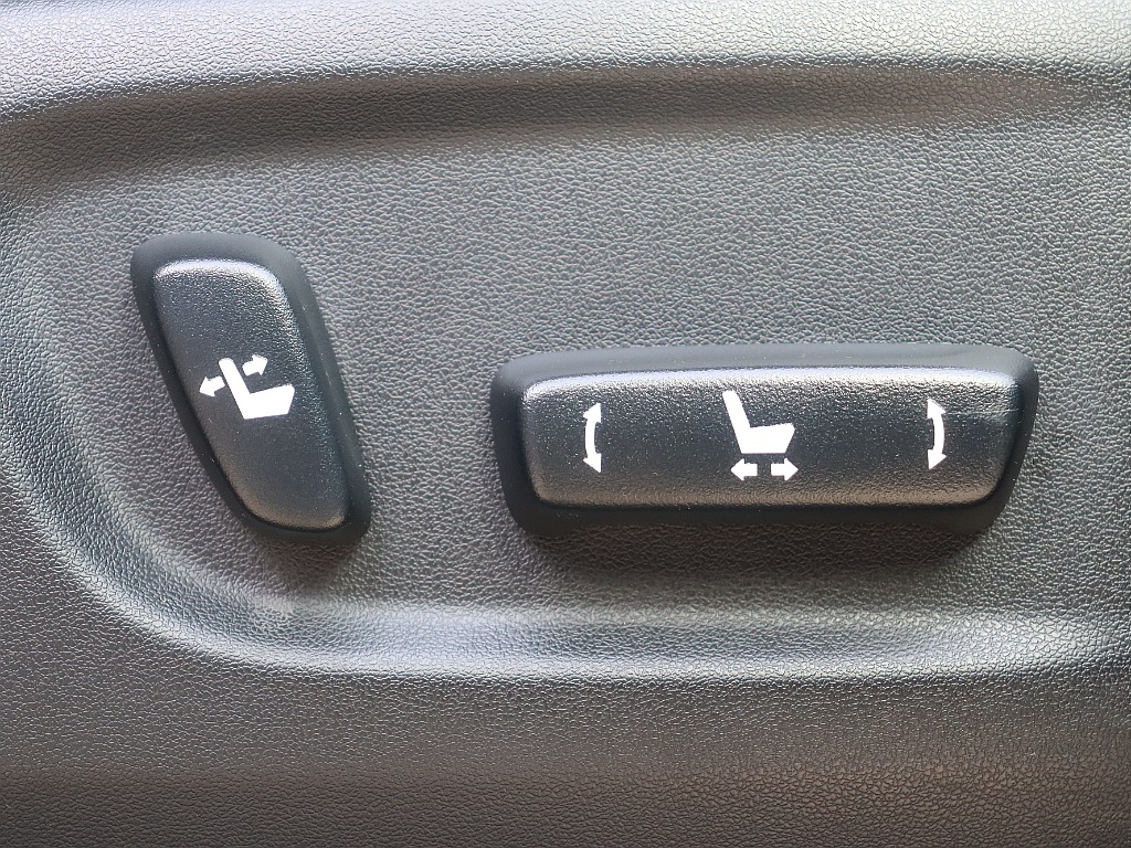 もちろん前席パワーシート！