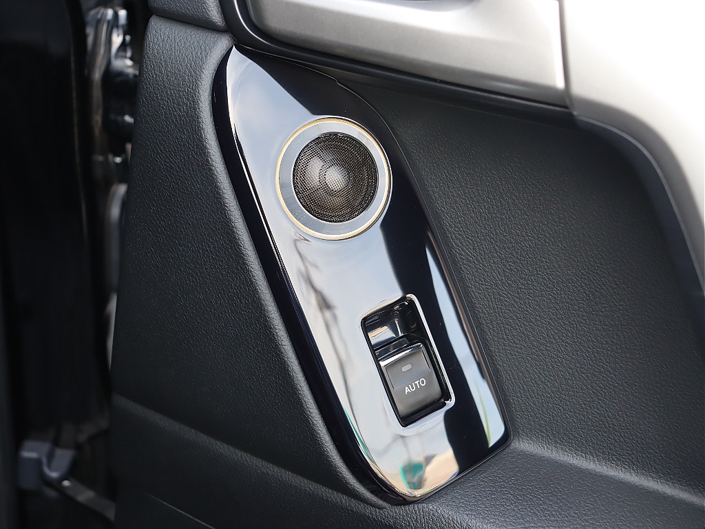 セカンドシートもアルパイン製スピーカー入っています！