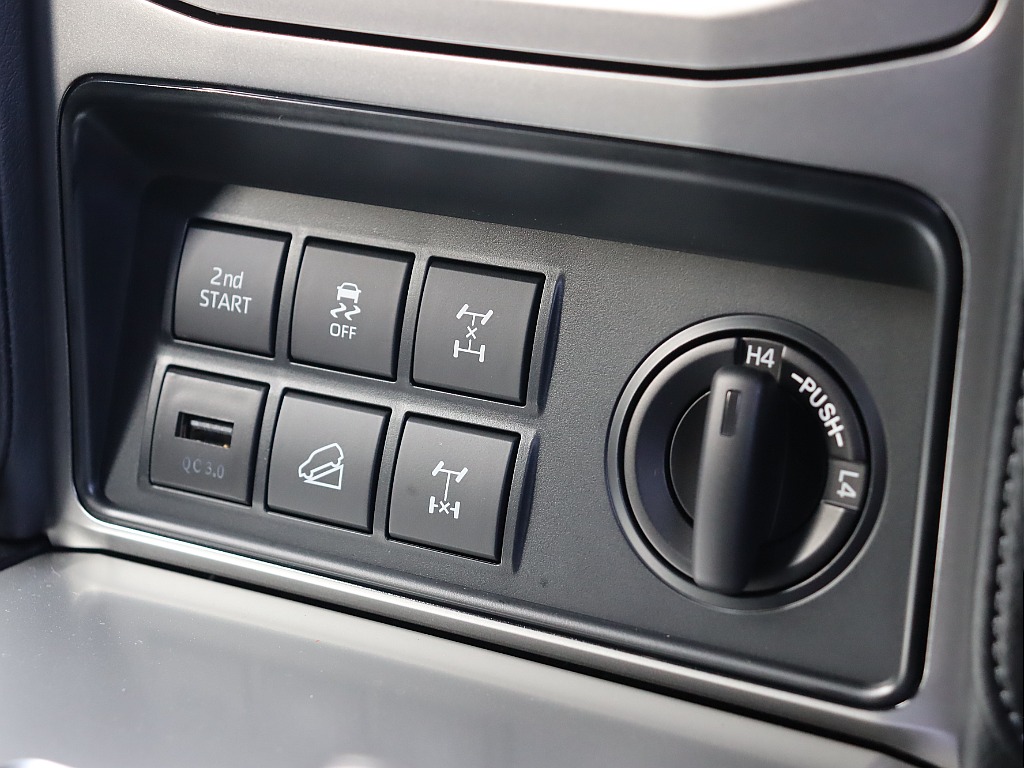 USBポート増設済みで珍しいリアデフロック装備車！！