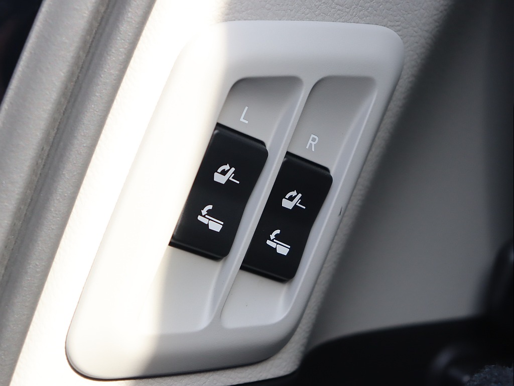 サードシートも電動になります☆
