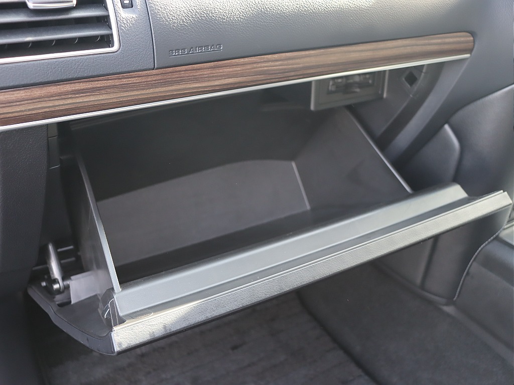 収納力抜群のグローブボックス！