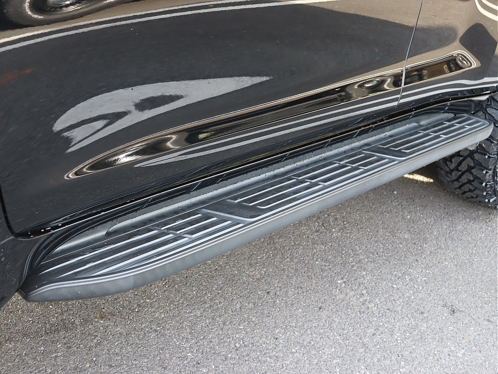 サイドステップ付きで乗り降り楽チン♪