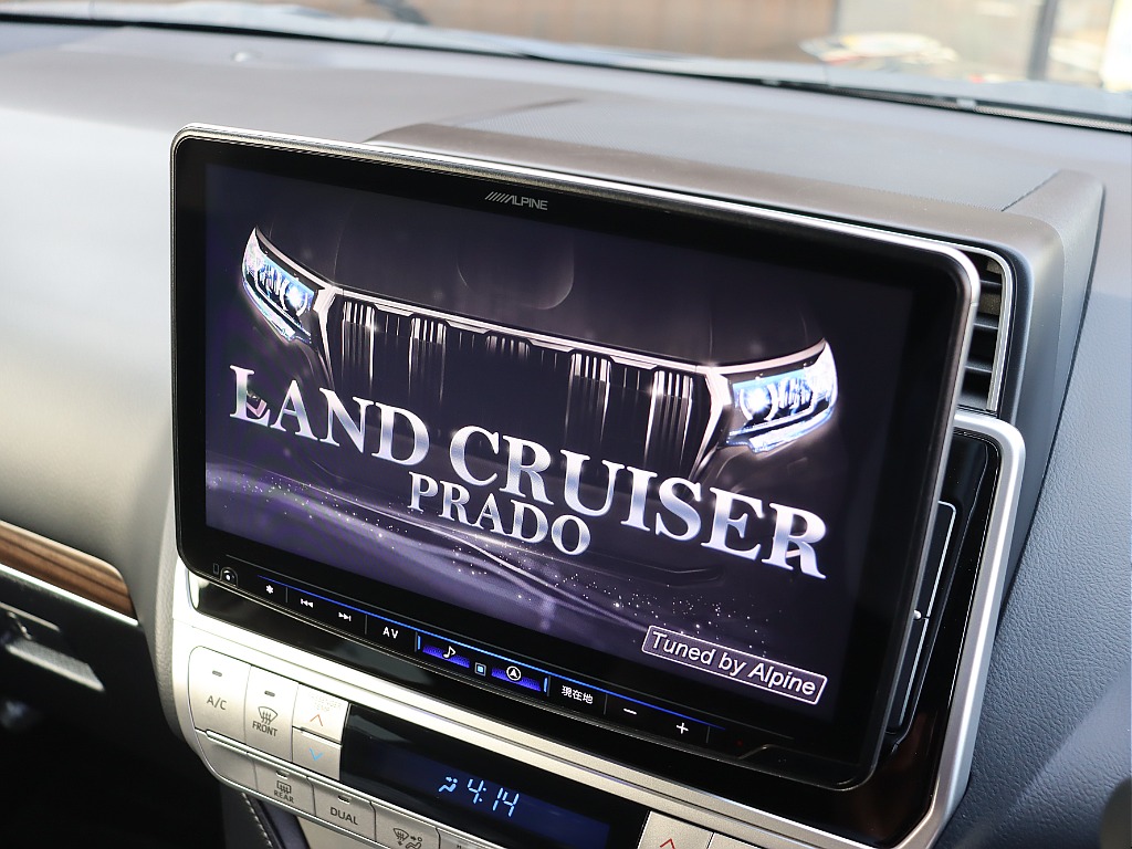 大人気のアルパイン11インチフローティングナビ装備！