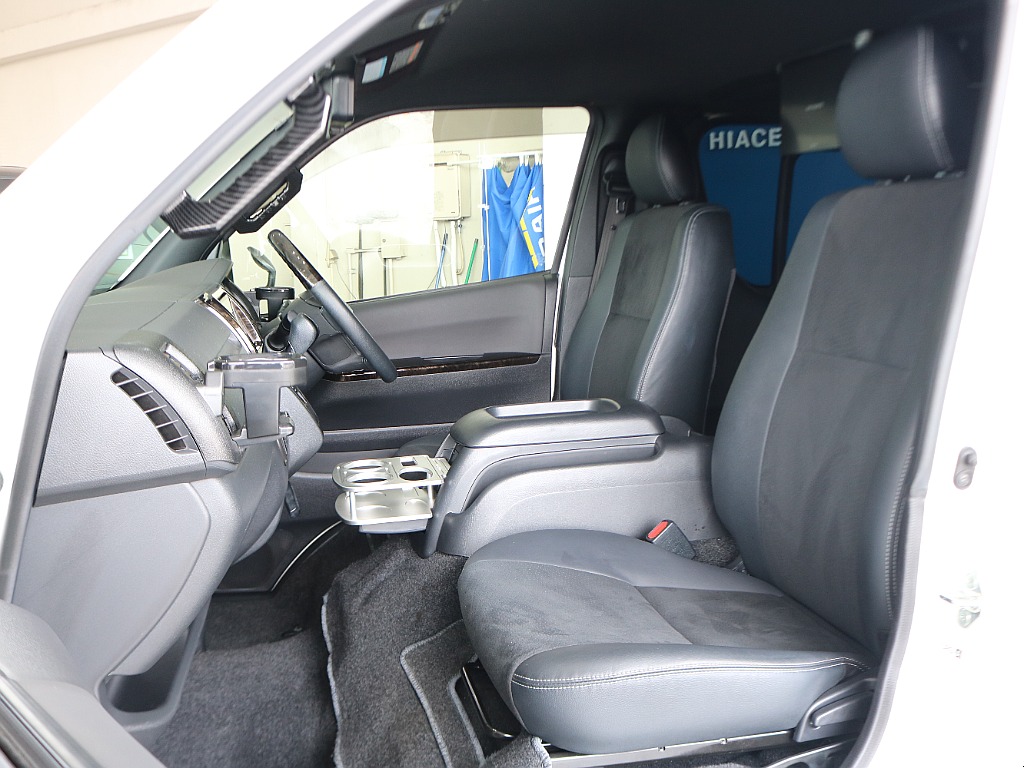 シートは特別仕様車限定ハーフレザーシート装着済みです♪♪