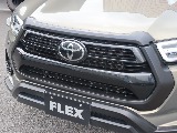 フロントグリルはマッドブラックになっています♪