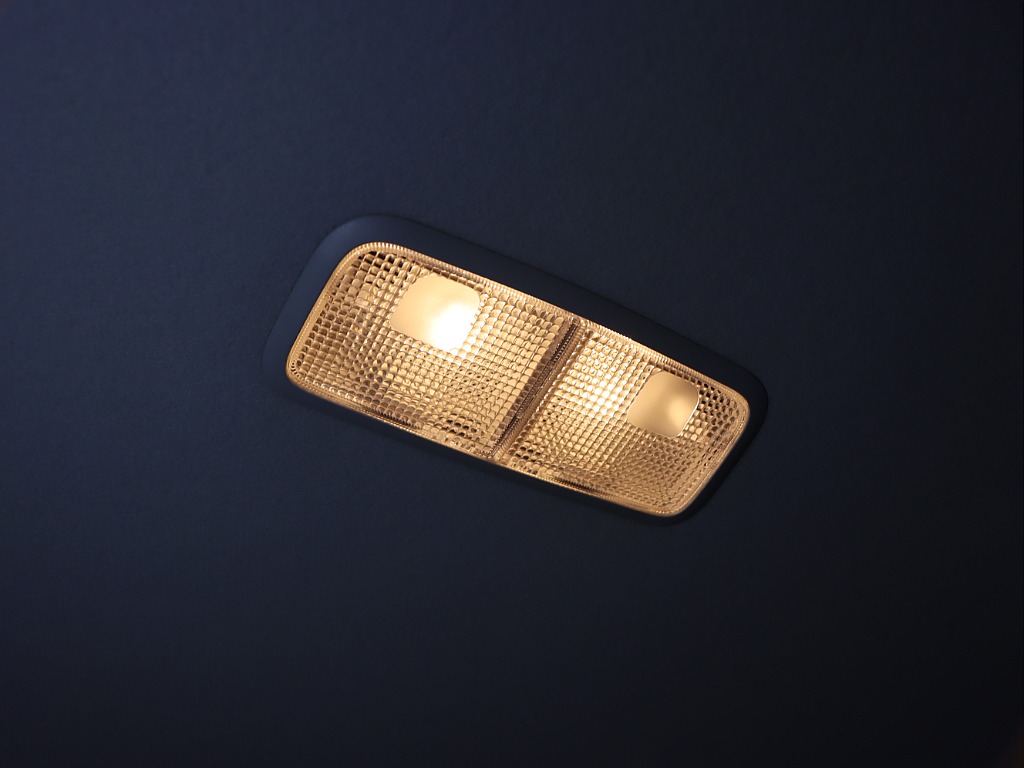 ルームランプはLEDに変えるのもアリですね！