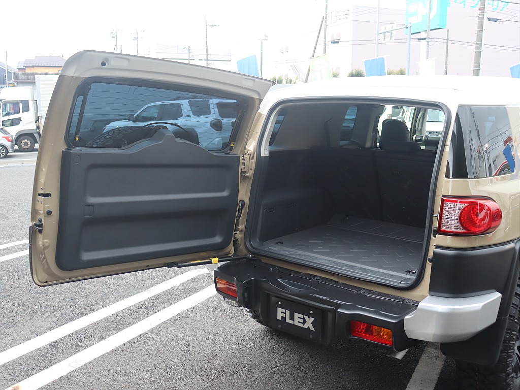リアゲートはプラド同様横開き！！