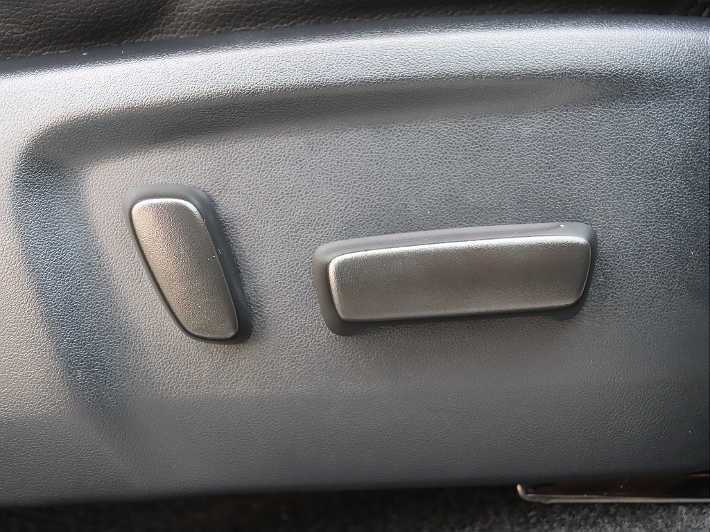 運転席はパワーシートになります！