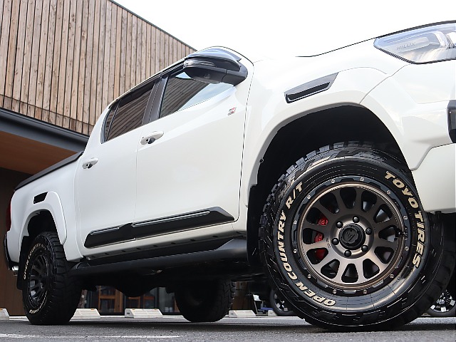足元にはTOYOオープンカントリー×デルタフォースオーバルホイールの組み合わせ♪