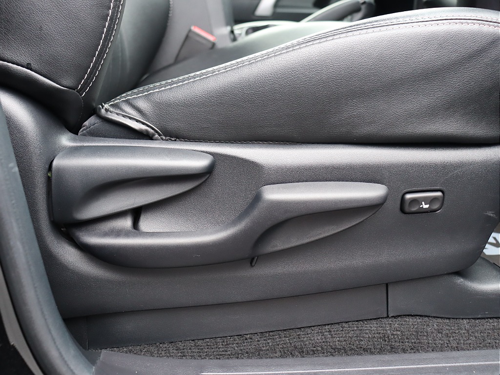シート調整は手動になります！