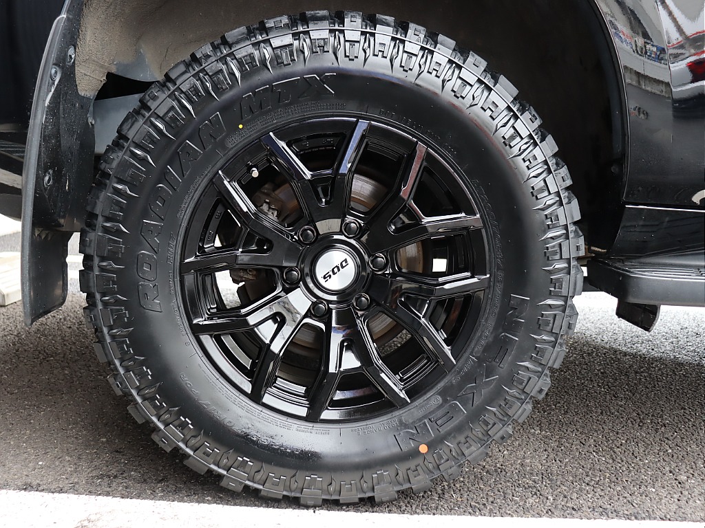 ホイールは新品BADX D.O.S. VS-T6！タイヤは新品NEXEN ROADIAN MTXをインストール(^^♪