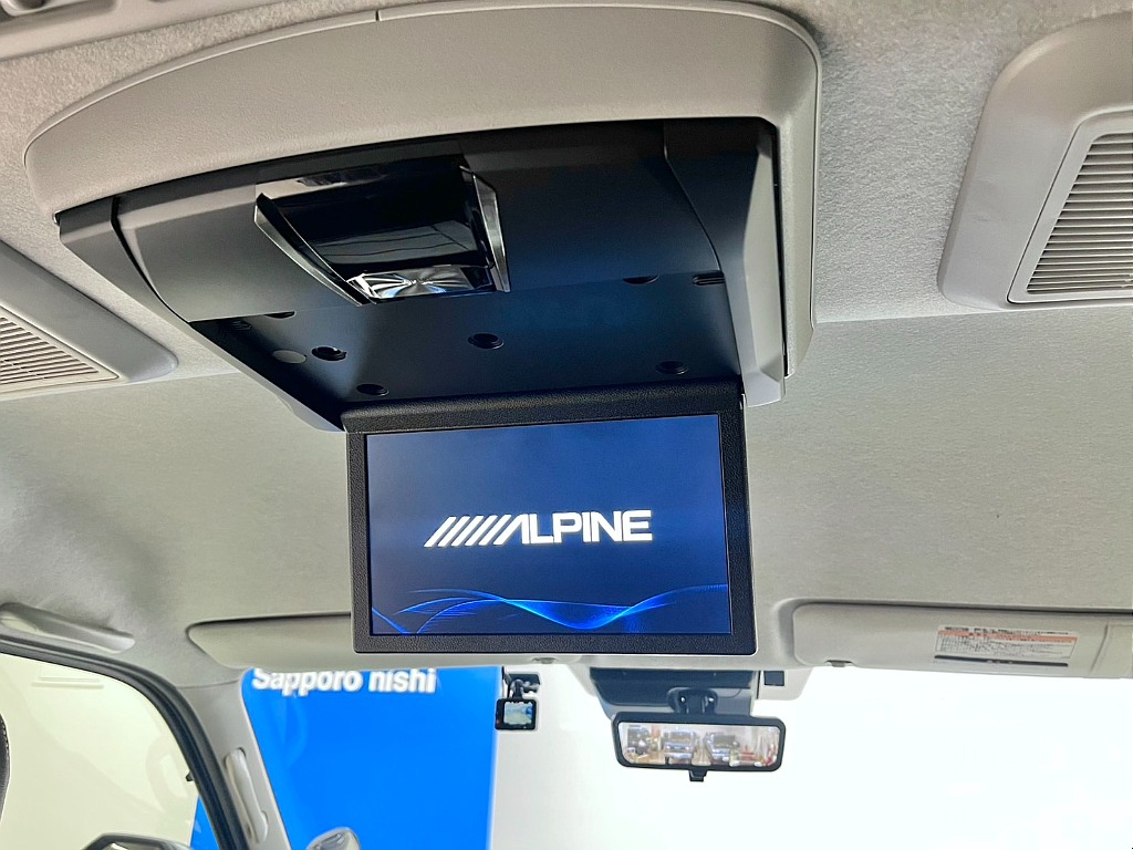 ALPINE　フリップダウンモニター！後部座席の人も楽しめます♪