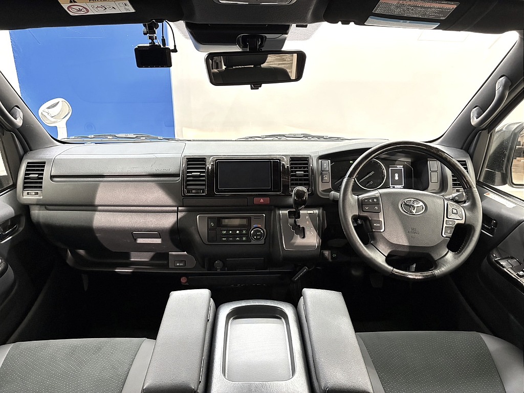 運転席助手席アームレスト小物収納付き！