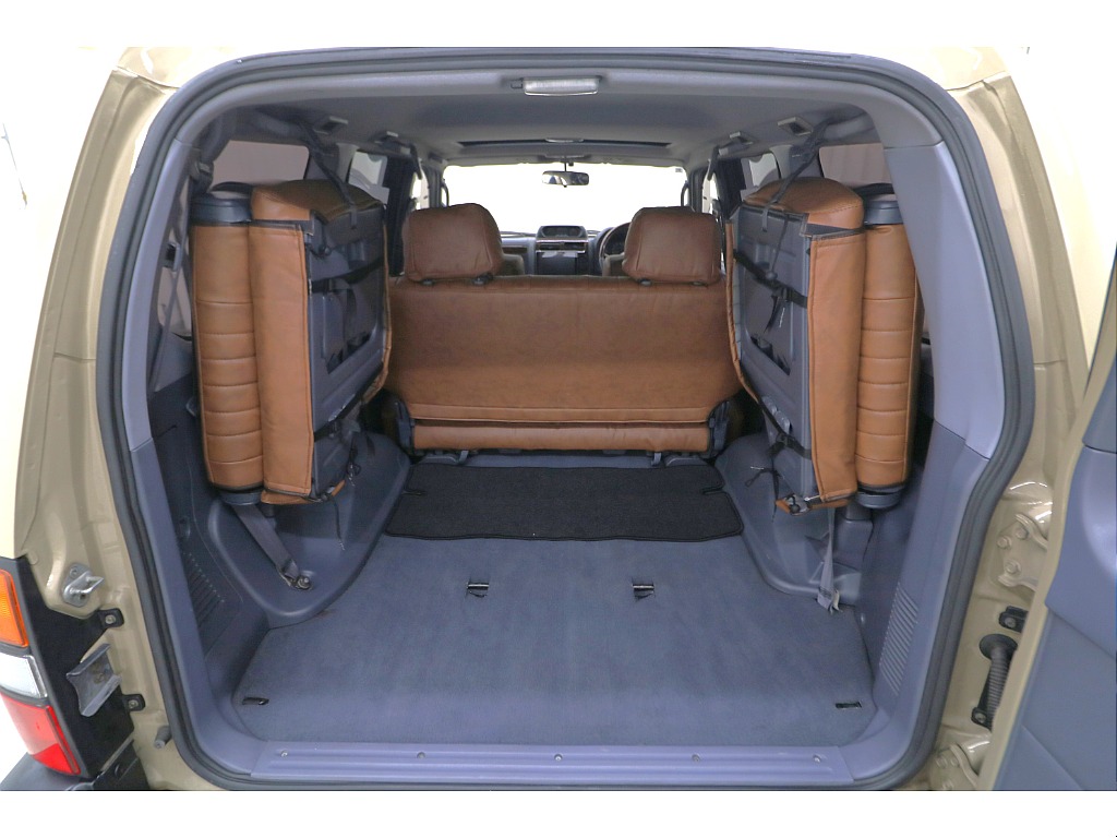 ３列目シートは跳ね上げ式となりますので荷室も確保出来ます♪